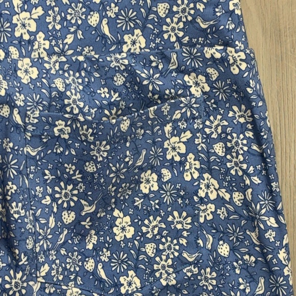 J. McLaughlin Blue Floral Capris Size 6 - Picture 8 of 10